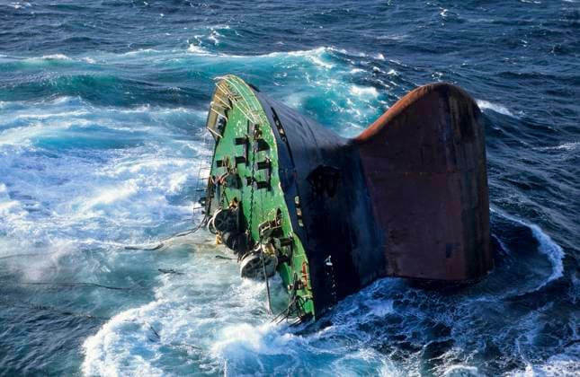 Oil slick caused by the sinking of the Erika (1999 12 12) Oil spill caused by the sinking of the tanker Erika off the coasts of Brittany (north-western France) on December 12, 1999. The oil tanker chartered by Total to carry 31,000 tonnes of heavy fuel oil broke in two in a storm off Penmarc h: here, the sinking bow Bretagne; Brittany; Finistere 29 Europe; Western Europe; France  Copyright: xLexGal Andia.frx 354871