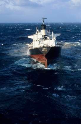 Oil slick caused by the sinking of the Erika (1999 12 12) Oil spill caused by the sinking of the tanker Erika off the coasts of Brittany (north-western France) on December 12, 1999. The oil tanker chartered by Total to carry 31,000 tonnes of heavy fuel oil broke in two in a storm off Penmarc h: here, the sinking ship Bretagne; Brittany; Finistere 29 Europe; Western Europe; France  Copyright: xLexGal Andia.frx 354875
