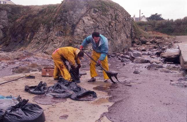 Oil spill caused by the sinking of the tanker Erika: cleaning of the coast in Le Pouliguen (north-western France) on 1999 12 26 Oil spill caused by the sinking of the tanker Erika: cleaning of the beaches and coastal area in Le Le Pouliguen on December 26, 1999. Teams of volunteers removing the oil slick from the beach with shovels Atlantic Loire region; Le Pouliguen; Loire Atlantique 44; Pays de la Loire; Pays de Loire Europe; Western Europe; France  Copyright: xAndia.frx 354889