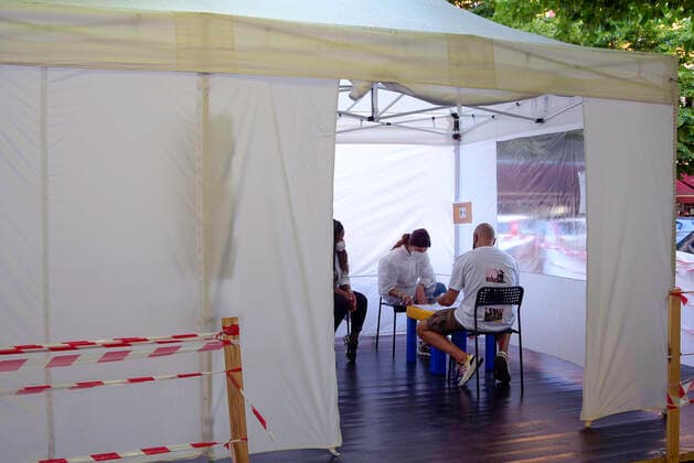 June 1, 2021, Rome, Italy: A health worker takes a medical history of a man before administering the Johnson & Johnson COVID-19 vaccine inside a gazebo..From today 1 June, vaccinations against Coronavirus COVID 19 in pharmacies have begun in Italy. Rome Italy - ZUMAs197 20210601_zaa_s197_013 Copyright: xVincenzoxNuzzolesex