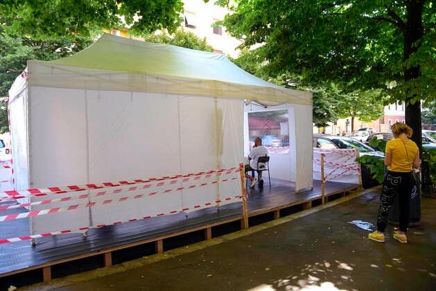 June 1, 2021, Rome, Italy: A woman waits to be vaccinated with the Johnson & Johnson COVID-19 vaccine outside a gazebo in Rome..From today 1 June, vaccinations against Coronavirus COVID 19 in pharmacies have begun in Italy. Rome Italy - ZUMAs197 20210601_zaa_s197_014 Copyright: xVincenzoxNuzzolesex