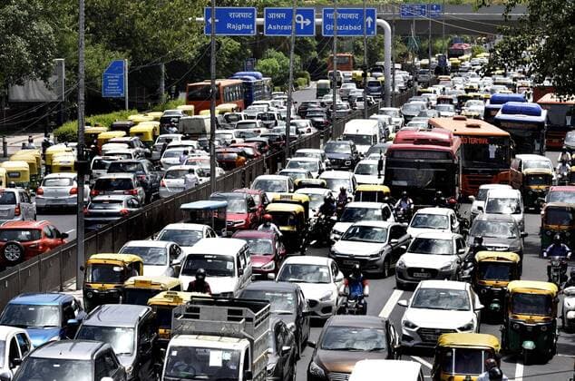 NEW DELHI, INDIA - MAY 31: Heavy traffic jam seen at ITO as the unlock process begins after over six weeks of COVID-induced lockdown, on May 31, 2021 in New Delhi, India. (Photo by Sonu Mehta Hindustan Times) Daily Life Amid Coronavirus Pandemic In India