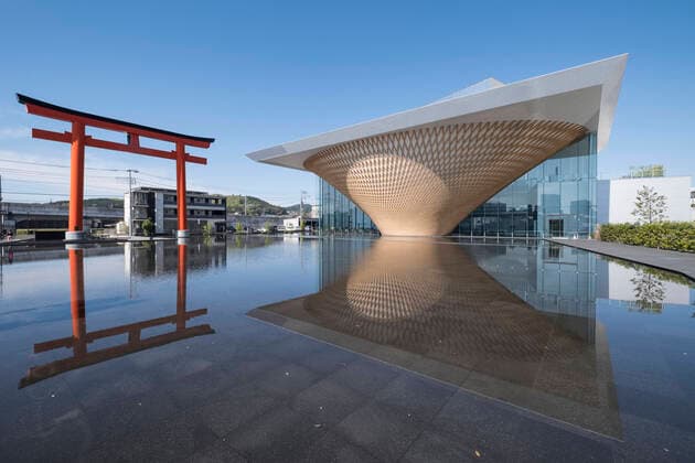 Architektur von Shigeru Ban Japan, Fujinomiya: Mount Fuji World Heritage Center Japan, Fujinomiya: Mount Fuji World Heritage Center, designed by architect Shigeru Ban, a museum dedicated to Mount Fuji The museum and a torii, traditional Japanese gate Fujinomiya Asia; Eastern Asia; Japan  Copyright: xBenard Andia.frx 353207