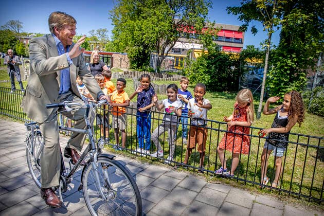 Bilder des Jahres 2021, Entertainment 06 Juni Entertainment Themen der Woche KW22 Entertainment Bilder des Tages 01-06-2021 Mariahoeve King Willem-Alexander visited, by bike, Het Spaarwaterveld in the Haagse Hout Bezuidenhout and De Lichtpuntjes in Mariahoeve, The Hague. Â  Copyright: xPPEx