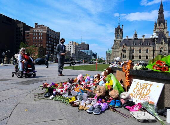 June 1, 2021, Ottawa, on, Canada: Prime Minister Justin Trudeau visits a memorial at the Eternal flame on Parliament Hill in Ottawa on Tuesday, June 1, 2021, that s in recognition of discovery of children s remains at the site of a former residential school in Kamloops, B.C. Ottawa Canada  - ZUMAc35_ 20210601_zaf_c35_008 Copyright: xSeanxKilpatrickx