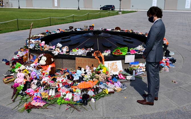 June 1, 2021, Ottawa, on, Canada: Prime Minister Justin Trudeau visits a memorial at the Eternal flame on Parliament Hill in Ottawa on Tuesday, June 1, 2021, that s in recognition of discovery of children s remains at the site of a former residential school in Kamloops, B.C. Ottawa Canada  - ZUMAc35_ 20210601_zaf_c35_012 Copyright: xSeanxKilpatrickx