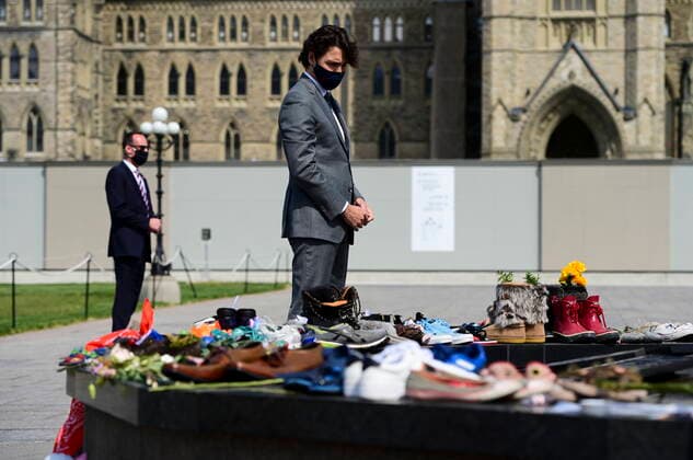 June 1, 2021, Ottawa, on, Canada: Prime Minister Justin Trudeau visits a memorial at the Eternal flame on Parliament Hill in Ottawa on Tuesday, June 1, 2021, that s in recognition of discovery of children s remains at the site of a former residential school in Kamloops, B.C. Ottawa Canada  - ZUMAc35_ 20210601_zaf_c35_013 Copyright: xSeanxKilpatrickx