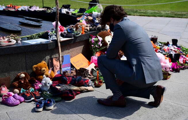 June 1, 2021, Ottawa, on, Canada: Prime Minister Justin Trudeau visits a memorial at the Eternal flame on Parliament Hill in Ottawa on Tuesday, June 1, 2021, that s in recognition of discovery of children s remains at the site of a former residential school in Kamloops, B.C. Ottawa Canada  - ZUMAc35_ 20210601_zaf_c35_014 Copyright: xSeanxKilpatrickx