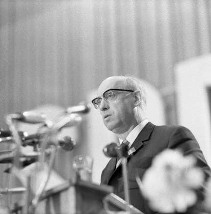 SPD-Parteitag in Dortmund 1966 DEU, Deutschland, Dortmund: Der Parteitag der SPD vom 1.-5-6.1966 in der Dortmund Westfalenhalle.Fritz Erler am Rednerp. DEU, Germany, Dortmund: The Party Congress of the SPD from 1-5.6.1966 in the Dortmund Westfalenhalle. NRW *** SPD Party Congress in Dortmund 1966 DEU, Germany, Dortmund The Party Congress of the SPD from 1 5 6 1966 in the Dortmund Westfalenhalle Fritz Erler at the speakerp DEU, Germany, Dortmund The Party Congress of the SPD from 1 5 6 1966 in the Dortmund Westfalenhalle NRW