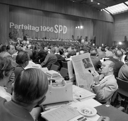 SPD-Parteitag in Dortmund 1966 DEU, Deutschland, Dortmund: Der Parteitag der SPD vom 1.-5-6.1966 in der Dortmund Westfalenhalle. DEU, Germany, Dortmund: The Party Congress of the SPD from 1-5.6.1966 in the Dortmund Westfalenhalle. NRW *** SPD Party Congress in Dortmund 1966 DEU, Germany, Dortmund The Party Congress of the SPD from 1 5 6 1966 in the Dortmund Westfalenhalle DEU, Germany, Dortmund The Party Congress of the SPD from 1 5 6 1966 in the Dortmund Westfalenhalle NRW