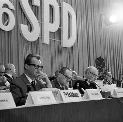 SPD-Parteitag in Dortmund 1966 DEU, Deutschland, Dortmund: Der Parteitag der SPD vom 1.-5-6.1966 in der Dortmund Westfalenhalle.Willy Brandt, Herbert Wehner, Fitz Erler von links n.r. DEU, Germany, Dortmund: The Party Congress of the SPD from 1-5.6.1966 in the Dortmund Westfalenhalle. NRW *** SPD Party Congress in Dortmund 1966 DEU, Germany, Dortmund The Party Congress of the SPD from 1 5 6 1966 in the Dortmund Westfalenhalle Willy Brandt, Herbert Wehner, Fitz Erler from left n r DEU, Germany, Dortmund The Party Congress of the SPD from 1 5 6 1966 in the Dortmund Westfalenhalle NRW