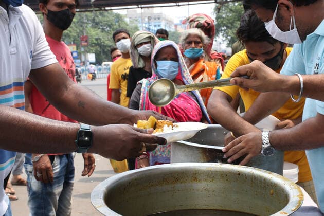 Coronavirus Emergency In Kolkata Volunteer distribute INR Rs.5 Meal for poor papules in Kolkata, India on June 01, 2021. West Bengal Government the Maa scheme under which her government would provide a meal at a nominal cost of Rs 5 to poor people.They will get a platter of rice, dal, a vegetable and egg curry for Rs 5, she said adding that the state government will bear a subsidy of Rs 15 per plate.Self-help groups will operate the kitchens from 1 pm to 3 pm every day and such kitchens will be set up everywhere in the state gradually. Kolkata West Bengal India chakraborty-notitle210601_npI76  Copyright: xDebajyotixChakrabortyx