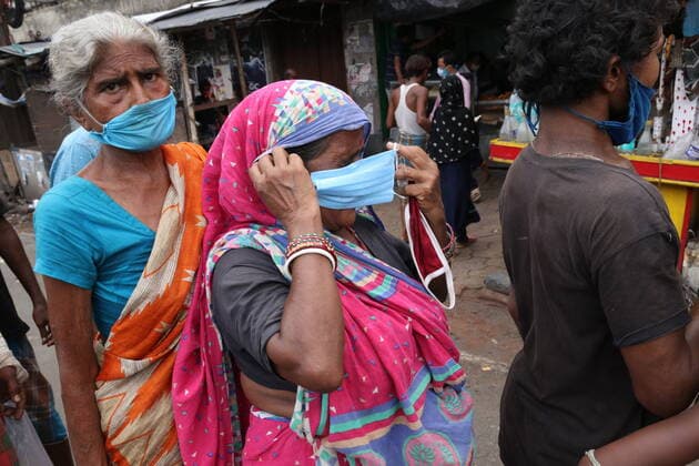 Coronavirus Emergency In Kolkata Poor papules waiting line , Volunteer distribute INR Rs.5 Meal for poor papules in Kolkata, India on June 01, 2021. West Bengal Government the Maa scheme under which her government would provide a meal at a nominal cost of Rs 5 to poor people.They will get a platter of rice, dal, a vegetable and egg curry for Rs 5, she said adding that the state government will bear a subsidy of Rs 15 per plate.Self-help groups will operate the kitchens from 1 pm to 3 pm every day and such kitchens will be set up everywhere in the state gradually. Kolkata West Bengal India chakraborty-notitle210601_npKKP  Copyright: xDebajyotixChakrabortyx