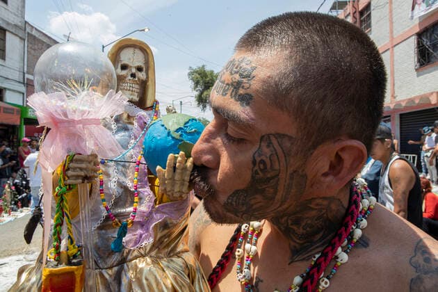 News Bilder des Tages June 1, 2021, Mexico City, Mexico City, Mexico: A faithful holds a statue of Santa Muerte, while arriving at the Altar of Santa Muerte in the town of Tepito, as part of the celebrations that held on the first day of each month, hundreds of devotees attend to venerate it, give thanks for the favors and the fulfilled promises that this deity has granted them. La Santa Muerte or Santisima Muerte is a popular Mexican figure who personifies death and is an object of worship, the devotees of her are usually perceived as people associated with crime, gang activity, prostitution, drug trafficking. On June 1, 2021 in Mexico City, Mexico. Mexico City Mexico - ZUMAe321 20210601_zia_e321_017 Copyright: xRicardoxFloresx