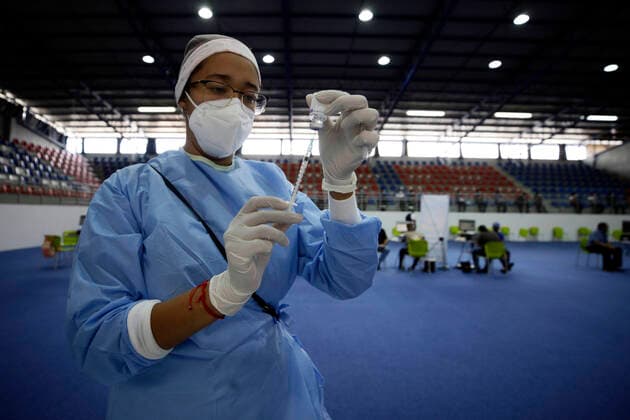 June 1, 2021, Tegucigalpa, Honduras: A nurse from the health secretary prepares a dose of the AstraZeneca vaccine to combat covid-19. Hundreds of people who contribute to the (IHSS) Honduran Social Security Institute approach vaccination centers to receive the first dose of the AstraZeneca vaccine against covid-19, Honduras so far has 238,227 positive cases and 6,353 deaths. Tegucigalpa Honduras  - ZUMAf149 20210601_int_f149_001 Copyright: xMiloxEspinozax