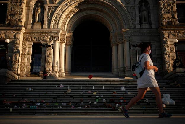 June 1, 2021, Victoria, BC, Canada: Shoes, teddy bears and messages are displayed on the steps outside the legislature in Victoria, Tuesday, June 1, 2021, in honour of the 215 residential school children whose remains have been discovered buried near the facility in Kamloops, B.C. Victoria Canada - ZUMAc35_ 20210601_zaf_c35_122 Copyright: xChadxHipolitox