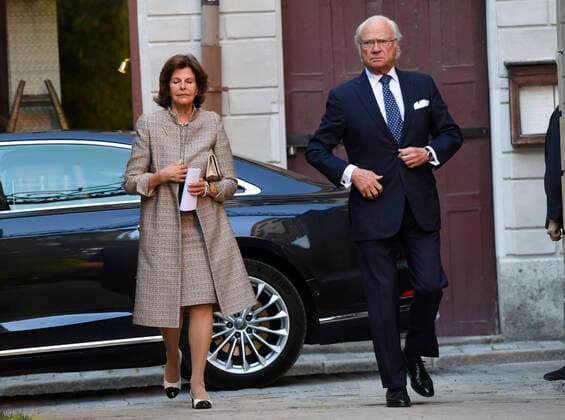 Queen Silvia and King Carl Gustaf arriving at Stockholm Early Music festival at Tyska kyrkan German Church in Stockholm, Sweden, on June 01, 2021 STOCKHOLM Sweden x10080x,  Copyright: xFredrikxSandberg TTx STOCKHOLM EARLY MUSIC