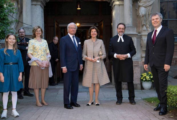 Queen Silvia and King Carl Gustaf arriving at Stockholm Early Music festival at Tyska kyrkan German Church in Stockholm, Sweden, on June 01, 2021 STOCKHOLM Sweden x10080x,  Copyright: xFredrikxSandberg TTx STOCKHOLM EARLY MUSIC