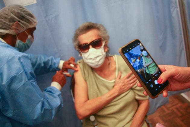Massive Vaccination Day Against Covid-19 In Caracas A woman takes a cell phone photo during a mass vaccination day against Covid-19, at the Alba hotel in Caracas, Venezuela on June 01, 2021. Caracas Venezuela campos-notitle210601_npNCl  Copyright: xJavierxCamposx