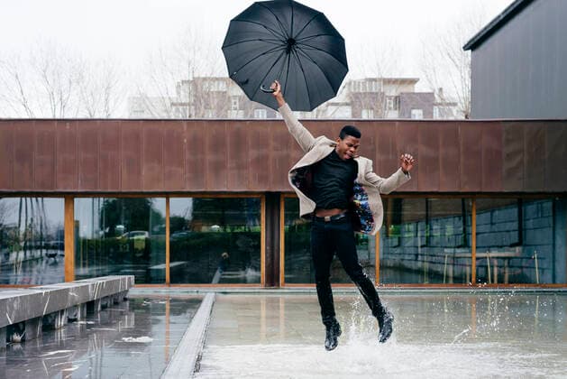 IMAGO Creative: Herbst in der Stadt Portrait of elegant black man with grey coat in the street looking away, Model released Copyright: xManuelxRuizxAlbax MR