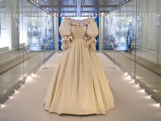 Bilder des Jahres 2021, Entertainment 06 Juni Entertainment Themen der Woche KW22 Entertainment Bilder des Tages The wedding dress of Diana, Princess of Wales is going on display for the first time in 25 years at the Royal Style In The Making exhibition at Kensington Palace. The display also features never-before-seen items from the archives of some of the most celebrated royal couturiers of the 20th century, set alongside examples of the glittering gowns and stylish tailoring created for three generations of royal women. Where: London, United Kingdom When: 02 Jun 2021 Credit: Cover Images Copyright: xx 41472486 EDITORIAL USE ONLY. NOT FOR USE BY NEWSPAPERS BASED IN THE UK.