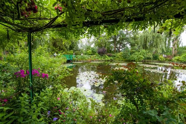 Giverny (northern France): Claude Monet ˜s Garden Giverny (northern France): Claude Monet ˜s Garden. Tourists and visitors in Claude Monet s Garden after lifting of lockdown restrictions. Garden awarded the Jardin remarquable label (Remarkable Garden of France) Normandy; Upper Normandy; Eure 27; Giverny Europe; Western Europe; France  Copyright: xTesson Andia.frx 371365