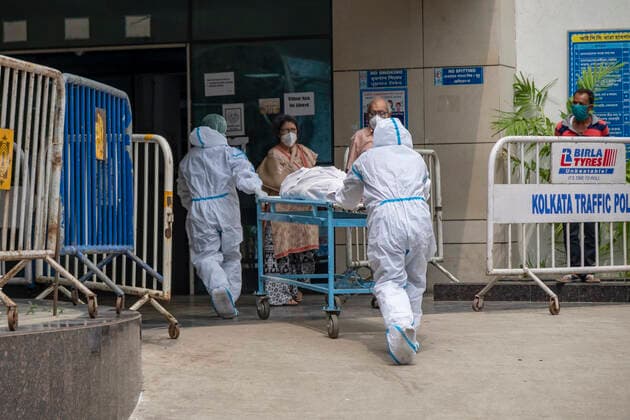 Coronavirus Emergency In Kolkata Heath workers are taking a dead body of a covid victim in a government hospital in Kolkata, India on June 2, 2021. Daily cases are decreasing in India. Several states are prepared to begin the unlocking process gradually. India reported 133,228 new Covid-19 infections today With 3,207 new fatalities according to indian media report. Kolkata West Bengal Italy bose-notitle210602_npa7X  Copyright: xDipayanxBosex