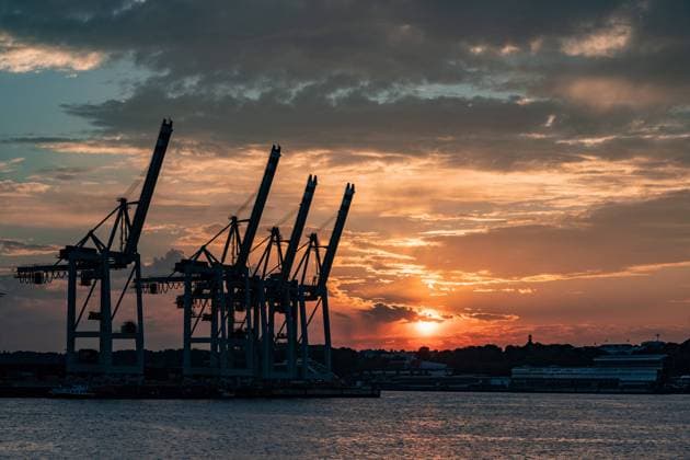 Sonnenuntergang mit Blick auf Hafenkräne am Containerterminal Tollerort im Hamburger Hafen -;Sonnenuntergang mit Blick auf Hafenkräne am Containerterminal Tollerort im Hamburger Hafen -, Hamburg Hamburg Deutschland Cinemaxx Dammtor *** Sunset with view on harbour cranes at the container terminal Tollerort in Hamburg harbour Sunset with view on harbour cranes at the container terminal Tollerort in Hamburg harbour , Hamburg Hamburg Germany Cinemaxx Dammtor