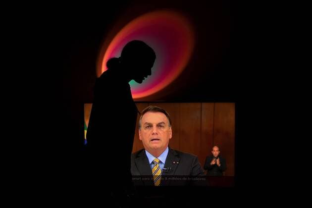A woman shouts out Bolsonaro as Brazilian President Jair Bolsonaro delivers a televised speech, in Brasilia, Brazil, 02 June 2021. Last weekend, thousands of Brazilians faced the fear of covid-19 and took to the streets to protest against the Government of Jair Bolsonaro, in a unison cry for life that resounded in the first mass marches recorded throughout the country since the start of the pandemic. The malaise against Bolsonaro is expressed in the streets of Brasilia !ACHTUNG: NUR REDAKTIONELLE NUTZUNG!  Copyright: xJoédsonxAlvesx AME2889 20210603-637582829930618991