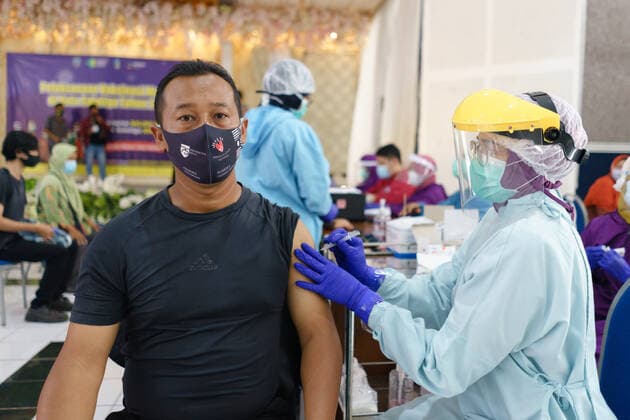 Mass Vaccation In Indonesia A healthcare worker administers a dose of the Sinovac Biotech Ltd. Covid-19 vaccine during mass vaccination in Salatiga on June 3, 2021. The Indonesian Ministry of Health is targeting an increase in the vaccination program from 500,000 doses per day to 1 million doses per day. Jakarta Indonesia wicaksono-notitle210603_npEQp  Copyright: xGalihxYogax