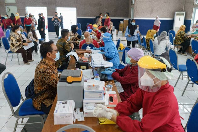 Mass Vaccation In Indonesia Residents queue to get a dose of the Sinovac Biotech Ltd. Covid-19 vaccine during mass vaccination in Salatiga on June 3, 2021. The Indonesian Ministry of Health is targeting an increase in the vaccination program from 500,000 doses per day to 1 million doses per day. Jakarta Indonesia wicaksono-notitle210603_np1ht  Copyright: xGalihxYogax