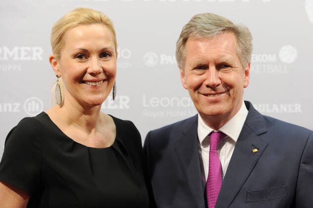 Drittes Liebescomeback bei Bettina und Christian Wulff. Archivfoto: Bettina WULFF mit Basketball mit Ehemann Christian WULFF (Ex Bundespraesident). Roter Teppich,Red Carpet,Bsketball Bankett anlaesslich des Top Four Turnier am 20.02.2016,Erlebniswelt der A L L I A N Z A R E N A. *** Third love comeback for Bettina and Christian Wulff archive photo Bettina WULFF with basketball with husband Christian WULFF Ex German President Red Carpet,Red Carpet,Bsketball Banquet on the occasion of the Top Four Tournament on 20 02 2016,World of Experience of A L L I A N Z A R E N A
