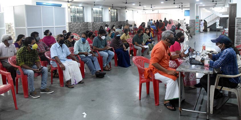 Coronavirus in Indien, landesweite Eindrücke (210603) -- KOCHI, June 3, 2021 -- People are seen at a COVID-19 vaccination center in Kochi, India, June 3, 2021. (Str Xinhua) INDIA-KOCHI-COVID-19-VACCINATION PxArthaSarkartonglian 