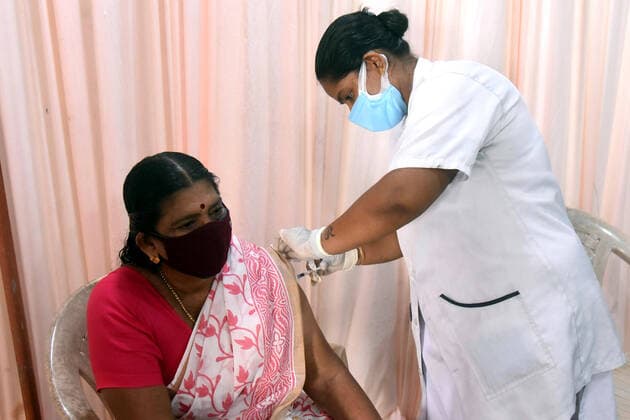 Coronavirus in Indien, landesweite Eindrücke (210603) -- KOCHI, June 3, 2021 -- A woman receives a COVID-19 vaccine at a COVID-19 vaccination center in Kochi, India, June 3, 2021. (Str Xinhua) INDIA-KOCHI-COVID-19-VACCINATION PxArthaSarkartonglian 