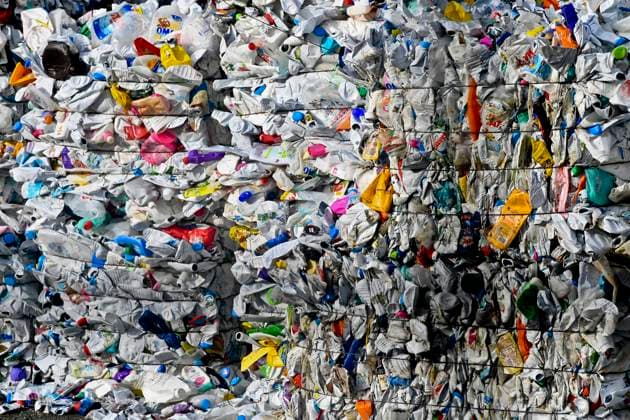 IMAGO Nature: Unsere Erde, Umweltverträgliche Herausforderungen, Plastikmüll Waste recycling Waste in a waste-processing plant, industrial estate of Inquetrie in Saint-Martin-Boulogne (northern France). Compressed bales of plastic waste Hauts-de-France; North Straits of Dover; Straits of Dover; Boulogne-sur-Mer Europe; Western Europe; France  Copyright: xJarryxS Andia.frx 381566