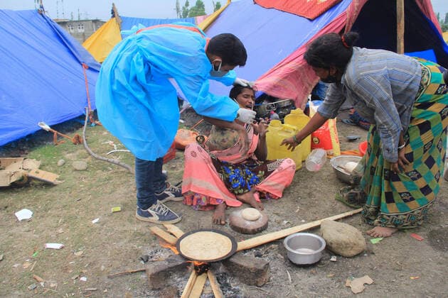 Coronavirus in Indien, landesweite Eindrücke June 3, 2021, Srinagar, Jammu and Kashmir, India: Kashmiri doctor in a protective suit takes a nasal swab samples of a nomad to test for COVID-19 in outskirts of Srinagar, Jammu and Kashmir. Srinagar India - ZUMAs260 20210603_zip_s260_003 Copyright: xSajadxHameedx