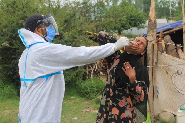 Coronavirus in Indien, landesweite Eindrücke June 3, 2021, Srinagar, Jammu and kashmir, India: Kashmiri doctor in a protective suit takes a nasal swab samples of a nomad to test for COVID-19 in outskirts of Srinagar, Jammu and Kashmir. Srinagar India - ZUMAs260 20210603_zip_s260_005 Copyright: xSajadxHameedx