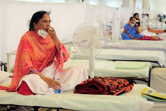 Coronavirus in Indien, landesweite Eindrücke Corona Virus Outbreak In India An elderly woman suffering from coronavirus takes her medication while being admitted at a COVID-19 care facility, inside Gurudwara Rakab Ganj (Sikh temple), in New Delhi, India on June 3, 2021. New Delhi India makhija-notitle210603_npMRY  Copyright: xMayankxMakhijax