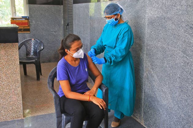 Covid-19 Vaccination In Jaipur A doctor administers a dose of a Covid-19 vaccine to a beneficiary, at National Institute of Ayurveda, in Jaipur, Rajasthan, India, on June 3,2021. Jaipur Rajasthan India bhatnagar-notitle210603_npT3E  Copyright: xVishalxBhatnagarx