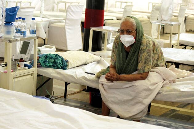 Corona Virus Outbreak In India An elderly woman suffering from coronavirus is seen inside a COVID-19 care facility, setup inside Gurudwara Rakab Ganj (Sikh temple), in New Delhi, India on June 3, 2021. New Delhi India makhija-notitle210603_npxfo  Copyright: xMayankxMakhijax