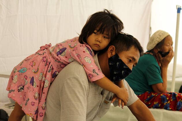 Coronavirus in Indien, landesweite Eindrücke Corona Virus Outbreak In India An Indian Jewish girl, from the India s northeastern state of Manipur, suffering from the coronavirus disease, plays with her father at a COVID-19 care facility, setup inside the Gurudwara Rakab Ganj (Sikh temple), in New Delhi, India on June 3, 2021 New Delhi India makhija-notitle210603_npTUG  Copyright: xMayankxMakhijax