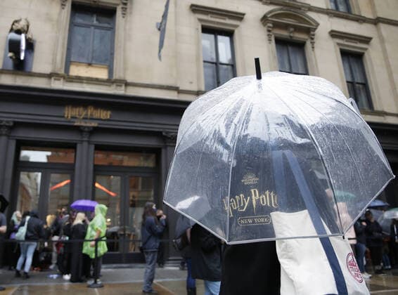 Bilder des Jahres 2021, News 06 Juni News Themen der Woche KW22 News Bilder des Tages Shoppers and fans wait online in the rain outside Harry Potter New York, the world s first official Harry Potter flagship store, which opens today featuring the largest collection of Harry Potter and Fantastic Beasts merchandise under one roof on Thursday, June 3, 2021 in New York City.  NYP20210603107 JohnxAngelillo