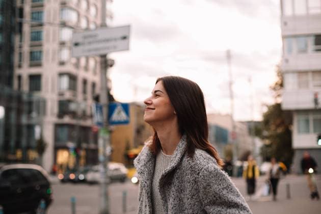 IMAGO Creative: Herbst in der Stadt Portrait of happy non-binary woman standing on street in city CR_DMBE210603-734076-01 ,model released, Symbolfoto