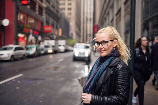 Young woman standing on street roadside on rainy day New York, NY, United States CR_OSBJ210603-695094-01 ,model released, Symbolfoto