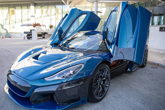 Mate Rimac introduced Nevera: This car pushes the boundaries Nevera, Mate Rimac s new car can be seen at the presentation to potential buyers. Mate Rimac gave a statement to the media regarding his new electric car Nevera. Nevera is a serial car, we discovered the final version of that car, which is now starting production and delivery to customers. Homologation will be completed in the next few months. What is interesting about this car is that it pushes the boundaries - said Rimac. It is the most powerful production car ever produced, with 1,900 horsepower, under 2 seconds from 0 to 100, under 9 seconds per quarter mile, making it the fastest accelerating car ever on the road, Rimac says. At the press conference, Rimac also commented on t GrgoxJelavic PIXSELL