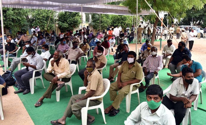 Coronavirus in Indien, landesweite Eindrücke (210603) -- HYDERABAD (INDIA), June 3, 2021 -- Drivers wait for their turns to receive the COVID-19 vaccine in Hyderabad, India, on June 3, 2021. According to the federal health ministry update on Thursday morning, the country recorded 134,154 new COVID-19 cases and 2,887 deaths during the past 24 hours. (Str Xinhua) INDIA-HYDERABAD-COVID-19-VACCINATION Stringer 