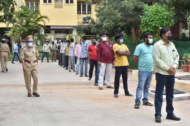 Coronavirus in Indien, landesweite Eindrücke (210603) -- HYDERABAD (INDIA), June 3, 2021 -- Drivers wait for their turns to receive the COVID-19 vaccine in Hyderabad, India, on June 3, 2021. According to the federal health ministry update on Thursday morning, the country recorded 134,154 new COVID-19 cases and 2,887 deaths during the past 24 hours. (Str Xinhua) INDIA-HYDERABAD-COVID-19-VACCINATION Stringer 