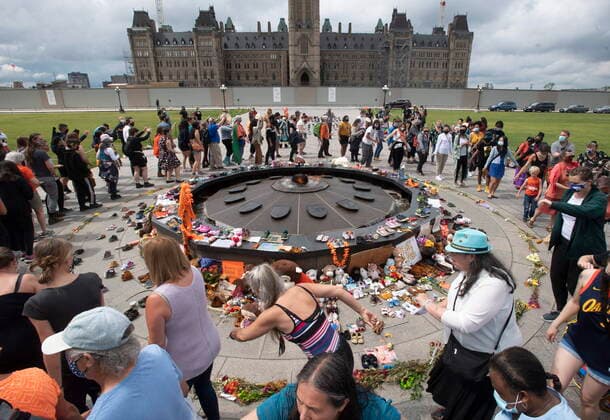 Kanada, Gedenken für tote Kinder von Ureinwohnern in Ottawa June 3, 2021, Ottawa, on, Canada: Several hundred people circle the Centennial flame as they dance during a ceremony on Parliament Hill Thursday June 3, 2021 in Ottawa. Ottawa Canada  - ZUMAc35_ 20210603_zaf_c35_033 Copyright: xAdrianxWyldx