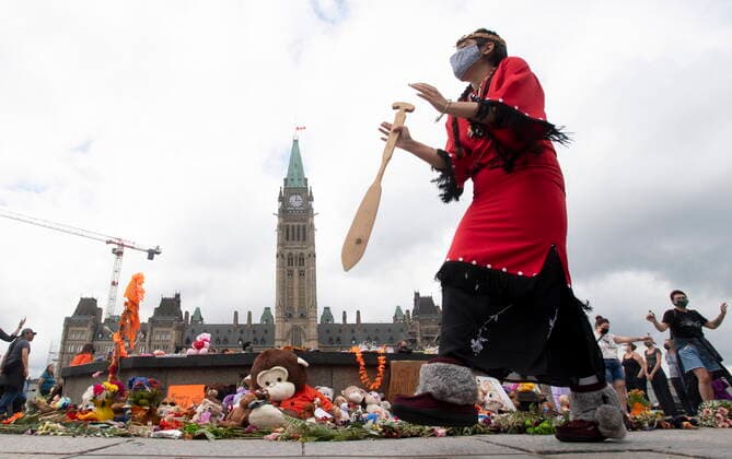 Kanada, Gedenken für tote Kinder von Ureinwohnern in Ottawa June 3, 2021, Ottawa, on, Canada: Nisga a dancer Rosita Martinez takes part in a ceremony on Parliament Hill Thursday June 3, 2021 in Ottawa. Ottawa Canada  - ZUMAc35_ 20210603_zaf_c35_035 Copyright: xAdrianxWyldx