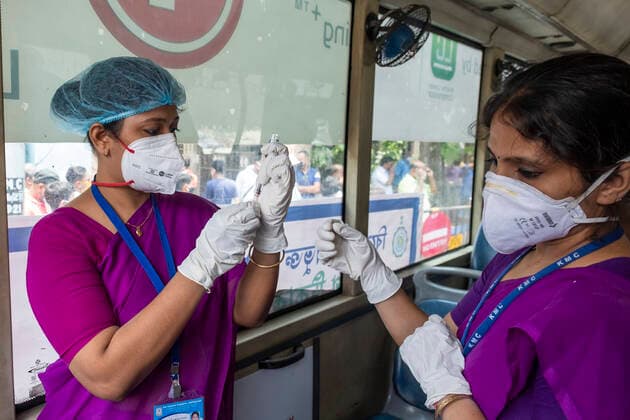 Coronavirus in Indien, landesweite Eindrücke June 3, 2021, Kolkata, India: A bus was turned into a COVID vaccination centre, which will travel to different markets of Kolkata to vaccinate priority groups, including vegetable and fish sellers, who cannot go for inoculation leaving their businesses for hours. The vaccination on wheels initiative was launched by the Kolkata Municipal Corporation (KMC) on Thursday in cooperation with the Health and Transport departments of the West Bengal government, minister Firhad Hakim said. An air-conditioned bus was provided by the Transport Department for vaccinating priority groups at the different markets. Kolkata India - ZUMAb206 20210603_zip_b206_002 Copyright: xDipayanxBosex